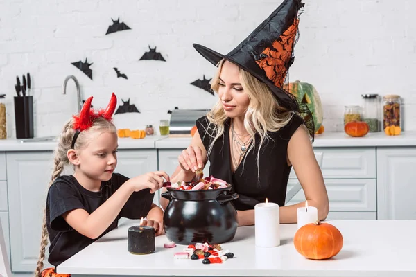 Mãe Filhinha Trajes Halloween Mesa Com Guloseimas Panela Preta Cozinha — Fotografia de Stock