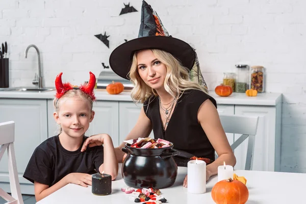 Mãe Filhinha Trajes Halloween Mesa Com Guloseimas Panela Preta Cozinha — Fotografia de Stock Grátis