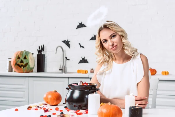 Retrato Mujer Hermosa Traje Ángel Sentado Mesa Con Dulces Olla — Foto de stock gratuita