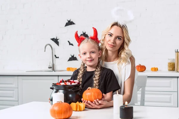 Portrait Mother Daughter Halloween Costumes Pumpkin Table Sweets Black Pot — Free Stock Photo