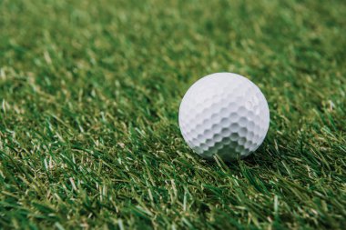 beyaz golf topu bakış yeşil çim üzerinde kapatın