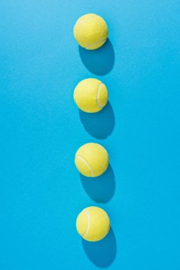 Düzenlenmiş tenis topu üstten görünüm mavi zemin üzerine
