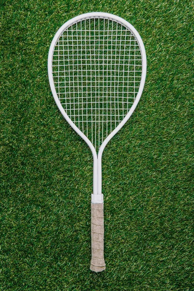 Top View White Tennis Racket Lying Green Grass — Foto Stok Gratis