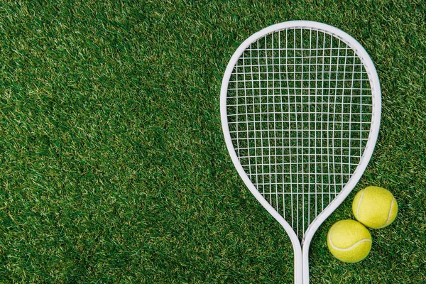 Top Ansicht Der Tennisausrüstung Von Grünem Gras — Stockfoto