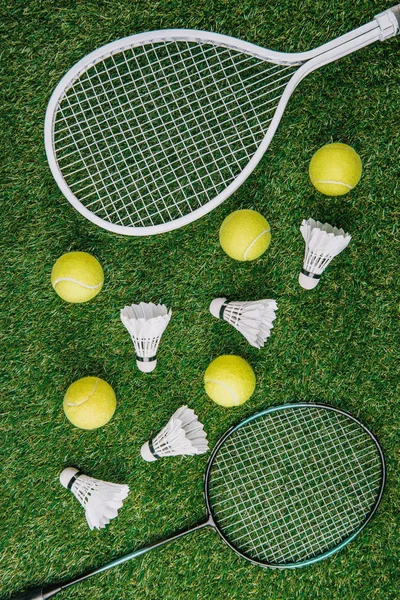 Ovanifrån Badminton Och Tennis Utrustning Arrangerade Grön Gräsmatta — Stockfoto