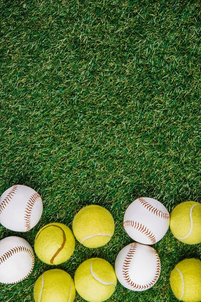 Tendido Plano Con Arreglo Pelotas Tenis Béisbol Sobre Hierba Verde — Foto de Stock