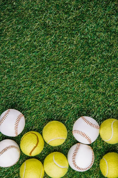 Vlakke Leggen Met Regeling Van Tennis Honkbal Ballen Groen Gras — Stockfoto