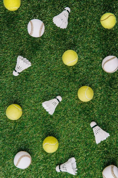 Top View Arrangement Badminton Shuttlecocks Tennis Baseball Balls Green Lawn — Free Stock Photo