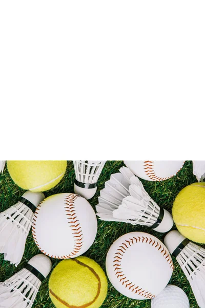 Вид Сверху Расположение Шаттлов Бадминтона Теннисных Бейсбольных Мячей Зеленой Лужайке — Бесплатное стоковое фото