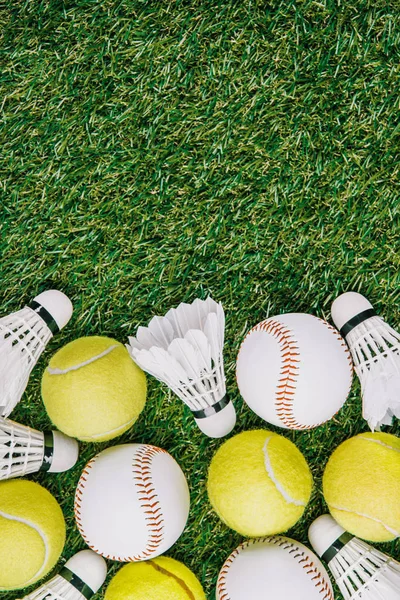 Вид Сверху Расположение Шаттлов Бадминтона Теннисных Бейсбольных Мячей Зеленой Лужайке — стоковое фото