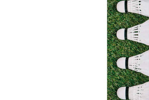 Top View White Shuttlecocks Arranged Green Grass White Copy Space — Free Stock Photo