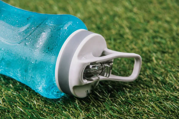 Крупним Планом Вид Спортивну Пляшку Водою Рисіг Зеленій Траві — стокове фото