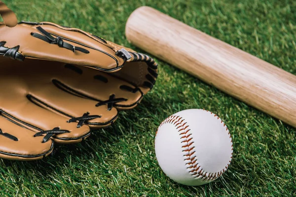 Närbild Bild Baseball Utrustning Ordnade Grönt Gräs — Stockfoto