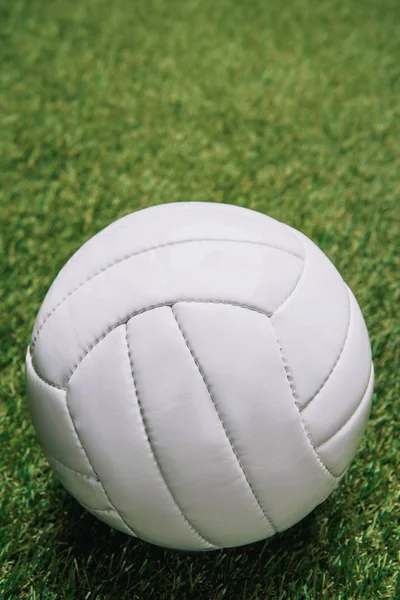 Närbild Bild Vita Volleyboll Bollen Grönt Gräs — Stockfoto