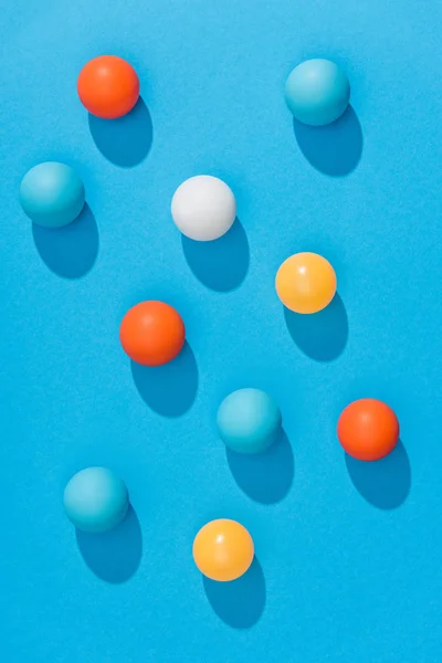 Düzenlenmiş Renkli Pin Pong Topları Üstten Görünüm Mavi Zemin Üzerine — Stok fotoğraf