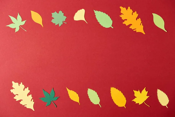 Flat Lay Com Arranjo Folhas Coloridas Papercrafted Fundo Vermelho — Fotografia de Stock Grátis