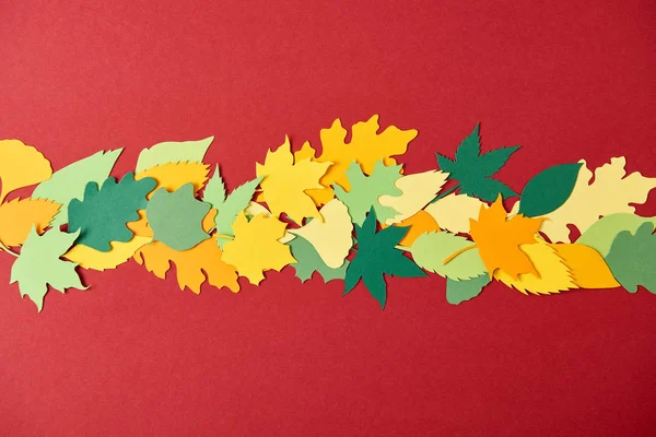 Flat Lay Colorful Papercrafted Leaves Arrangement Red Background — Stock Photo, Image