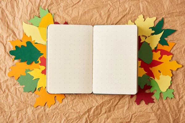 Bovenaanzicht Van Lege Notebook Kleurrijke Handgeschept Papier Laat Verfrommeld Papier — Stockfoto