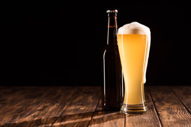 bira şişesi ve kupa köpük ahşap masa, minimalist kavramı ile hafif bira 