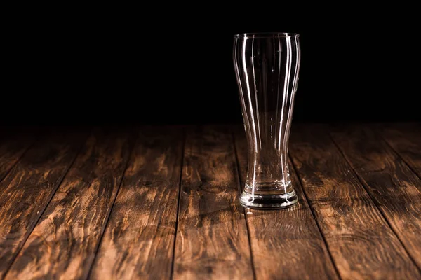 黒の背景 ミニマルなコンセプトの木製テーブルに空のビール ジョッキ — ストック写真