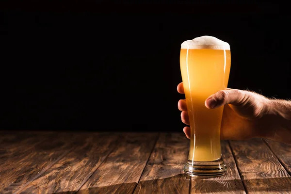 Teilansicht Eines Mannes Mit Einem Becher Frischem Kaltem Bier Mit — Stockfoto