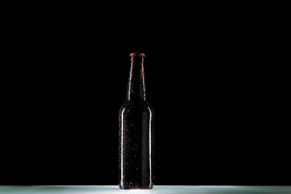 Close Van Bierfles Tafelblad Zwarte Achtergrond Minimalistische Concept — Stockfoto