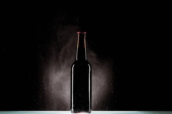 Botella Cerveza Oscura Con Agua Pulverización Superficie Sobre Fondo Negro — Foto de Stock