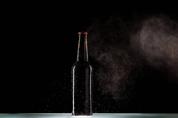 Garrafa Cerveja Com Água Pulverizando Torno Superfície Sobre Fundo Preto — Fotografia de Stock