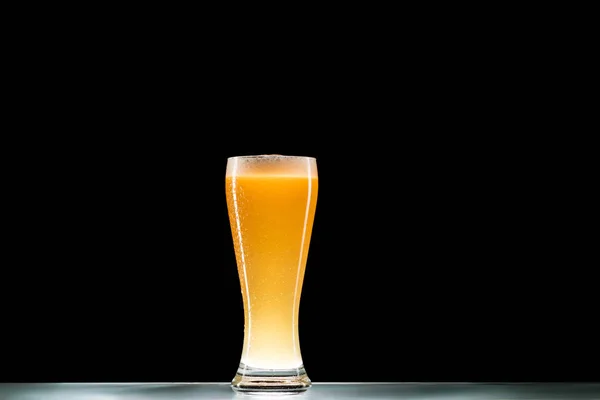 Mok Lichte Koud Bier Met Schuim Aan Tafel Zwarte Achtergrond — Stockfoto