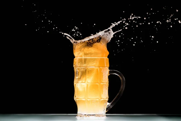 Caneca Cerveja Leve Com Espuma Salpicos Mesa Fundo Preto Conceito — Fotografia de Stock