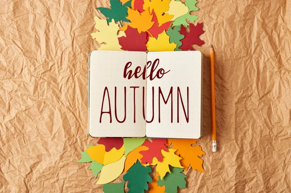 Listy Ploché Ležela Inspirací Hello Podzimu Zápisník Tužka Barevné Ručně — Stock fotografie