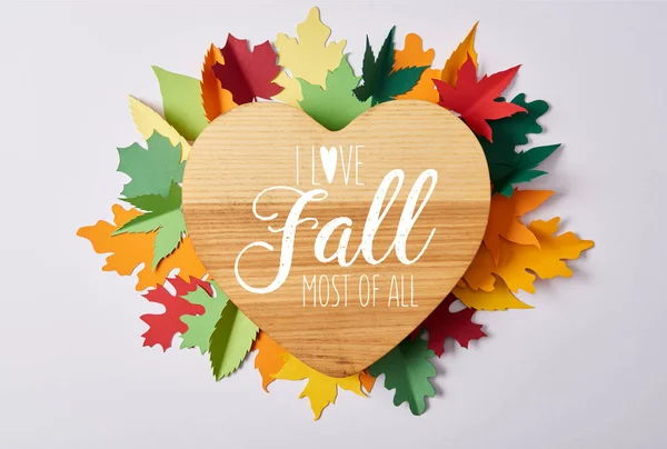 木心形板和彩色手工叶子在白色表面的顶部视图与 我爱秋天最所有 — 图库照片