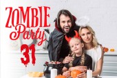 portré, a szülők és a lánya halloween jelmez asztalnál kezeli a fekete pot a konyha otthon zombi fél 31 felirat