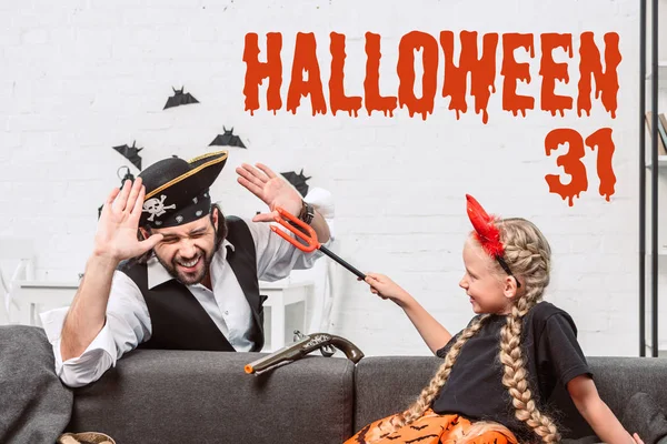 Portret Van Dochter Vader Halloween Kostuums Spelen Thuis Met Halloween — Gratis stockfoto