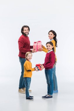 mutlu ebeveynler ve çocuklar üzerinde beyaz izole birbirlerine sarılmış hediyeler sunan 