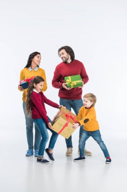Ebeveynler ve çocuklar üzerinde beyaz izole sarılmış hediyeler ile gülümseyen 