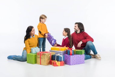 mutlu ebeveynler ve çocuklar üzerinde beyaz izole sarılmış hediyeler ile 