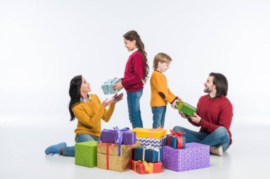 Aile beyaz izole sarılmış hediyeler ile gülümseyen 
