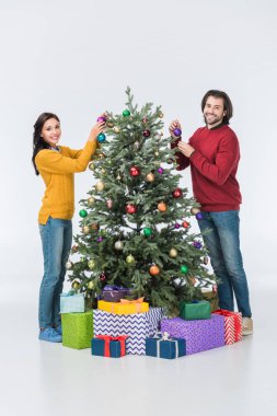 Mutlu çift cam topları beyaz izole ile Noel ağacı süsleme
