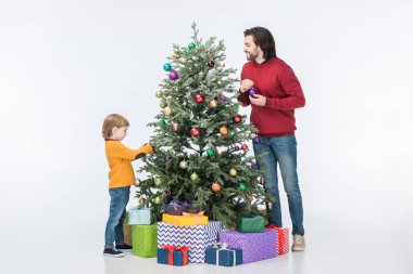 baba oğluyla cam topları ve üzerinde beyaz izole hediyeleri Noel ağacı süsleme