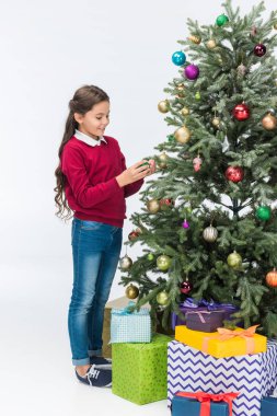 Mutlu çocuk üzerinde beyaz izole hediyeler ile Noel ağacı süsleme