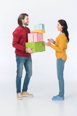 mutlu koca beyaz izole karısı sarılmış hediye sunmak 