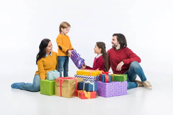 Pais Felizes Crianças Com Presentes Embrulhados Isolados Branco — Fotografia de Stock