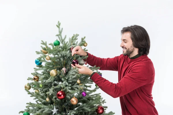 Hombre Sonriente Decorando Árbol Navidad Con Bolas Vidrio Aisladas Blanco — Foto de Stock