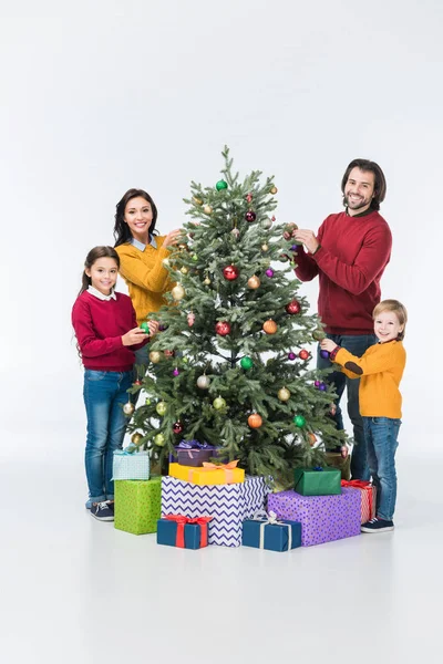 Glückliche Familie Schmückt Weihnachtsbaum Mit Glaskugeln Und Schaut Kamera Isoliert — Stockfoto