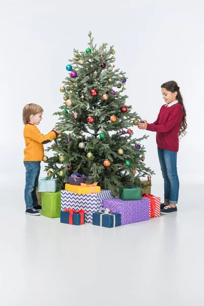 Hermanos Decorando Árbol Navidad Con Regalos Aislados Blanco — Foto de Stock