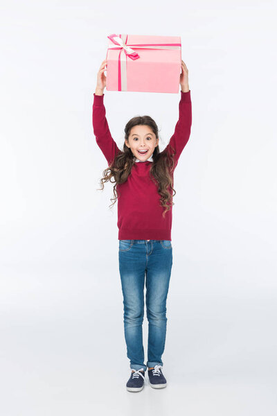 счастливый малыш с настоящим взглядом на камеру, изолированную на белом
 