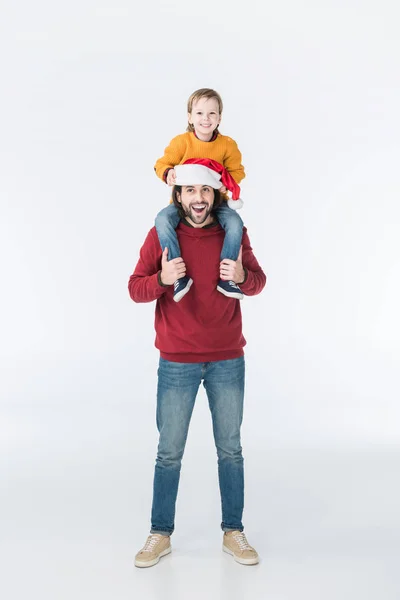 Glücklicher Vater Mit Weihnachtsmütze Der Sohn Auf Den Schultern Isoliert — Stockfoto