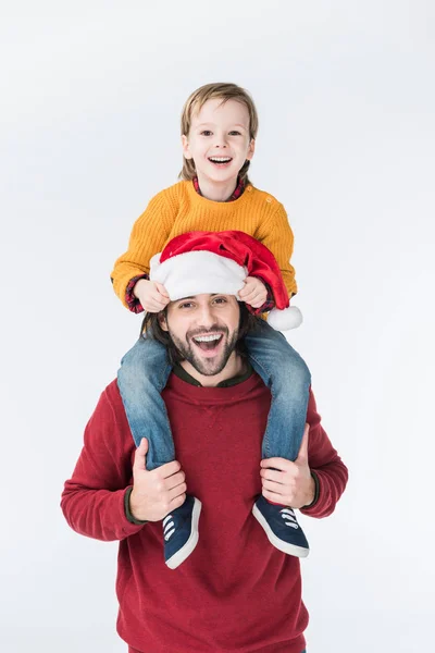 Hymyilevä Isä Jouluhattu Kuljettaa Poikaa Hartioilla Eristetty Valkoinen — kuvapankkivalokuva