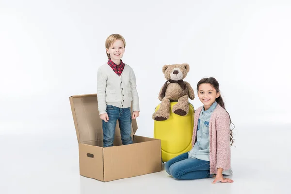 Little Boy Standing Cardboard Box Ready Move His Sister New — Free Stock Photo